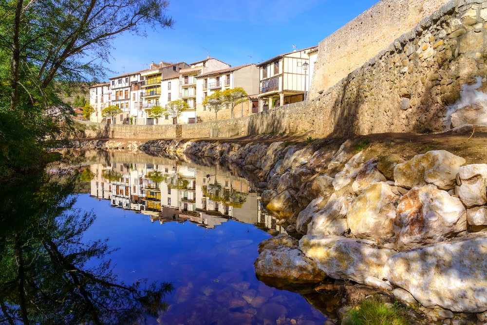 pueblo de burgos con cascada