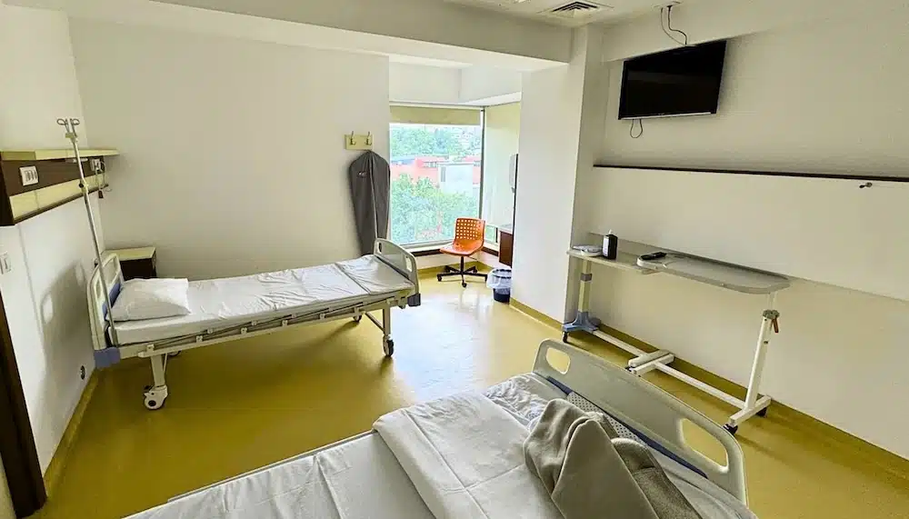 Pablo en un hospital rumano haciendo uso del seguro de viaje